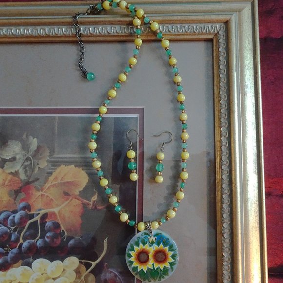 Handcrafted artisanal necklace & earring set in a sunny Tuscan design - Picture 3 of 6